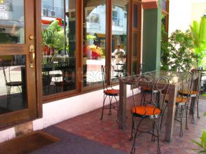 kanin club-outdoor