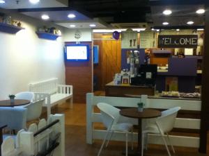 dining area left  view
